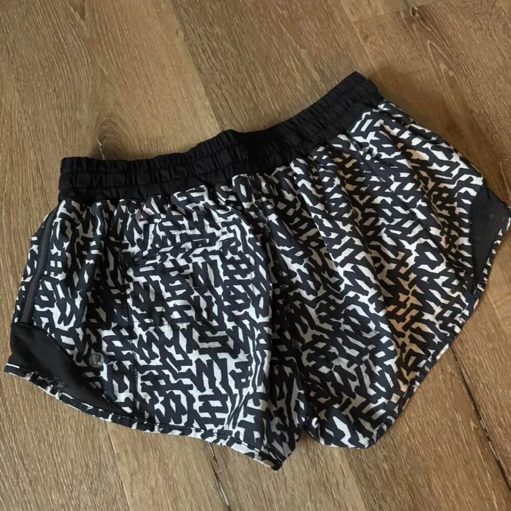 Lululemon Black White Print‎ Hotty Shorts Size 6